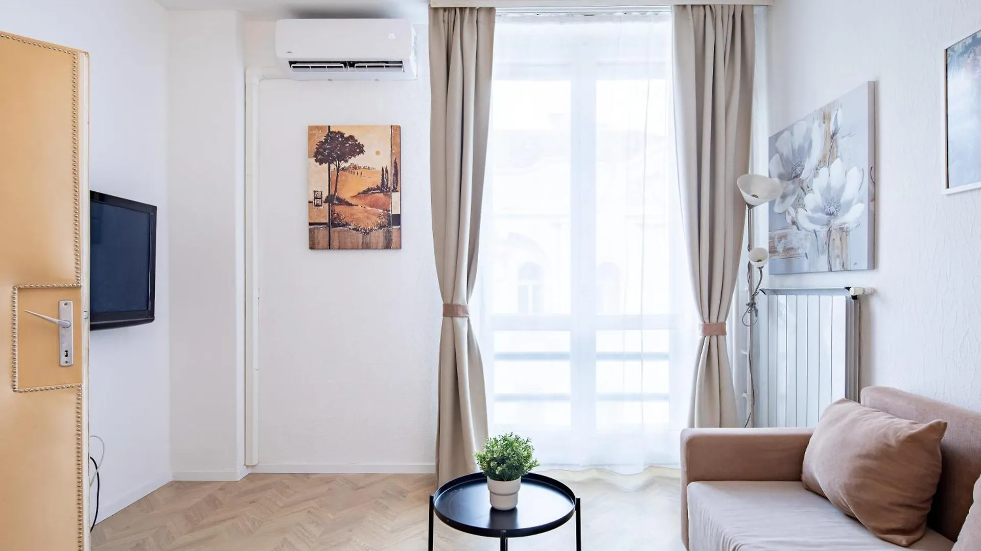 Apartment Ultra Central - Balcony - Basilica View Budapest